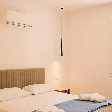 Гостьовий будинок Airrooms 4*