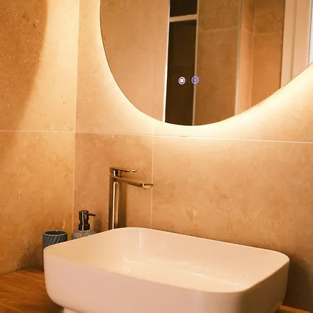 Гостьовий будинок Airrooms 4*